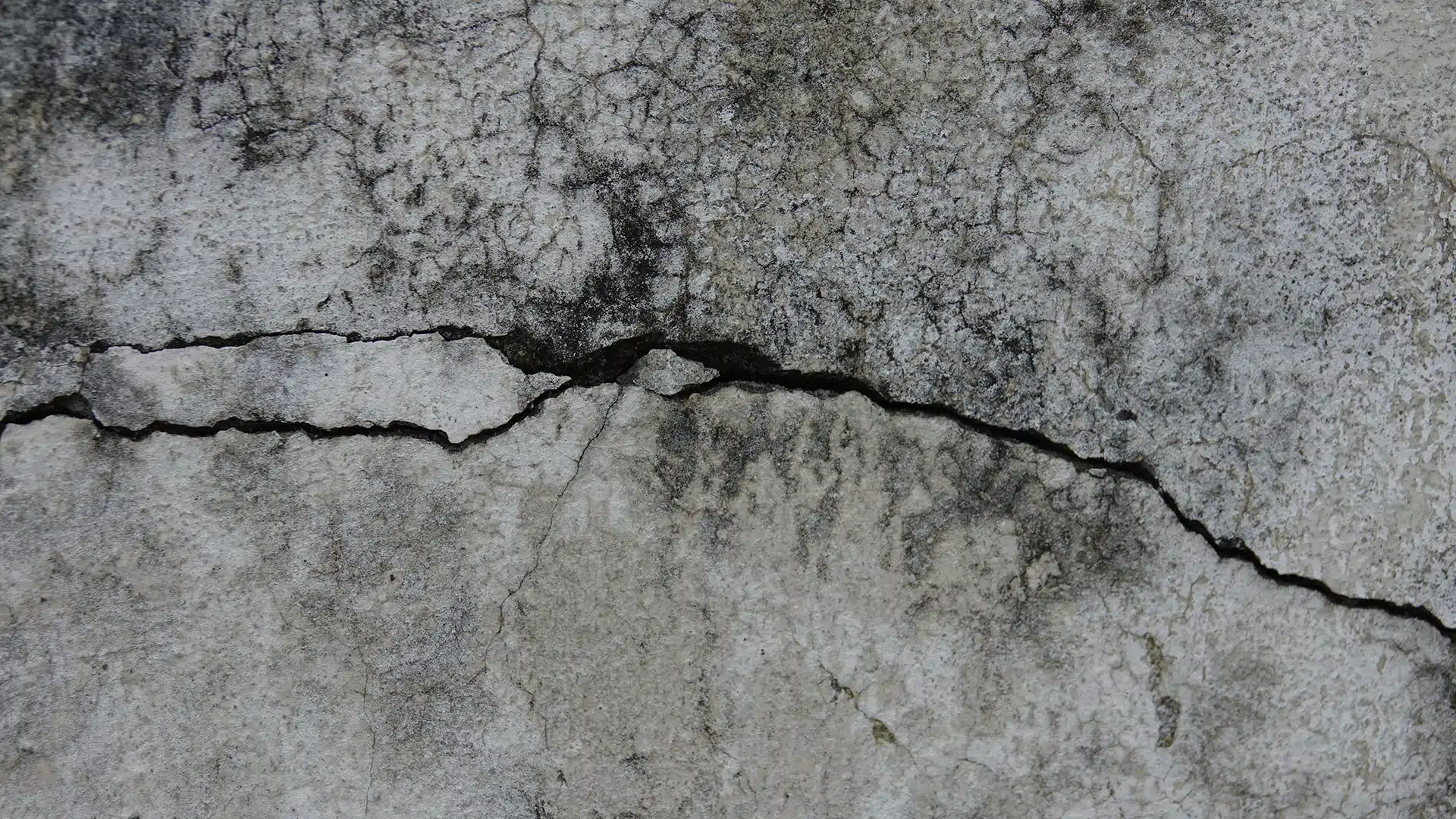 how-to-avoid-cracks-in-cement-plaster-walls hero